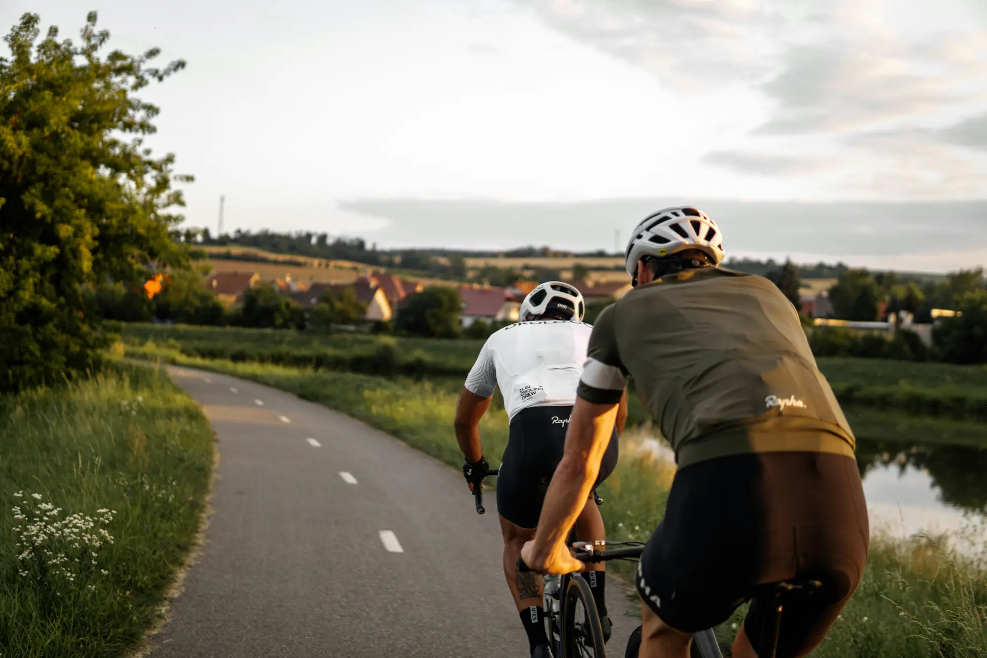 Deux cyclistes roulant ensemble au coucher du soleil